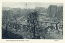 600085 Overzicht over het Jaarbeursterrein op de Neude te Utrecht, tijdens de derde Nederlandse Jaarbeurs; rechts de ...